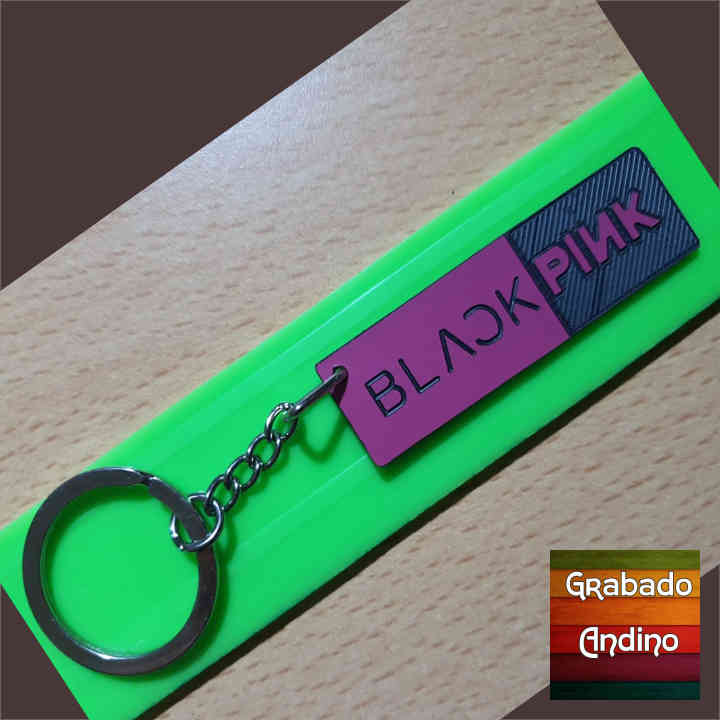 llavero black pink logo colores invertidos