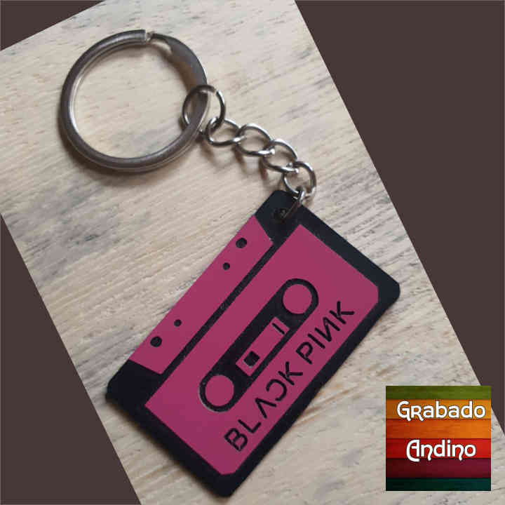 llavero black pink logo cassette