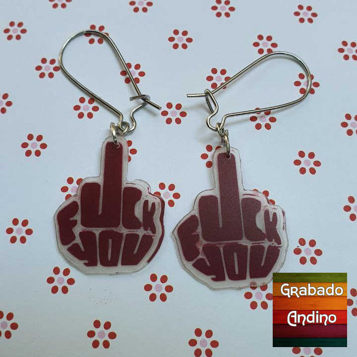 fuck you en palabra con dedo medio levantado