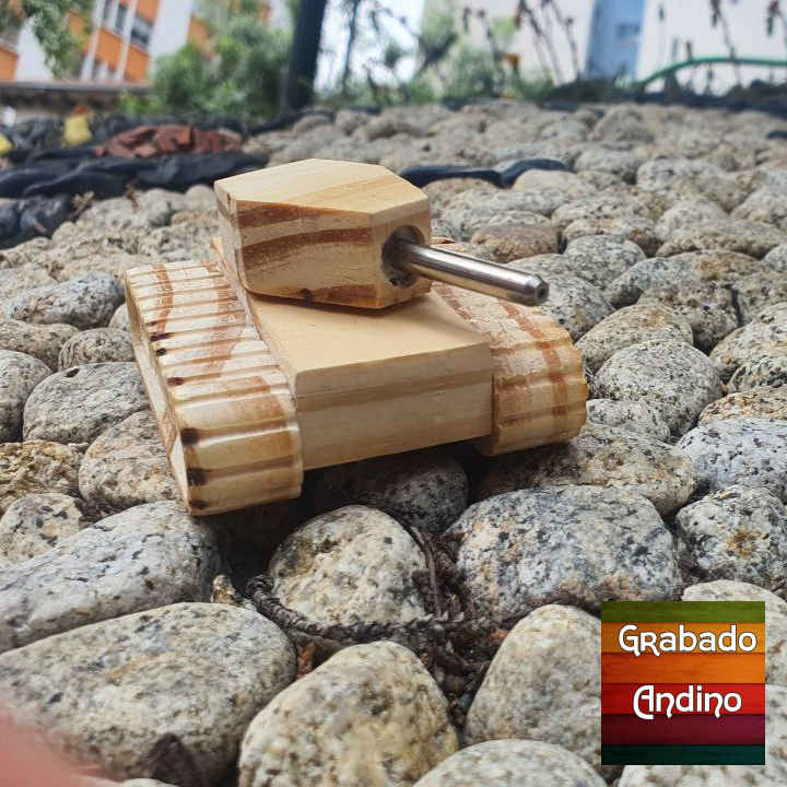 tanque de guerra con torreta giratoria a 360°