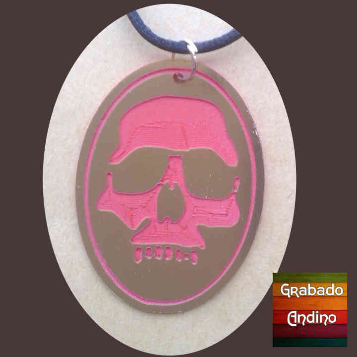 collar calavera roja en fondo dorado