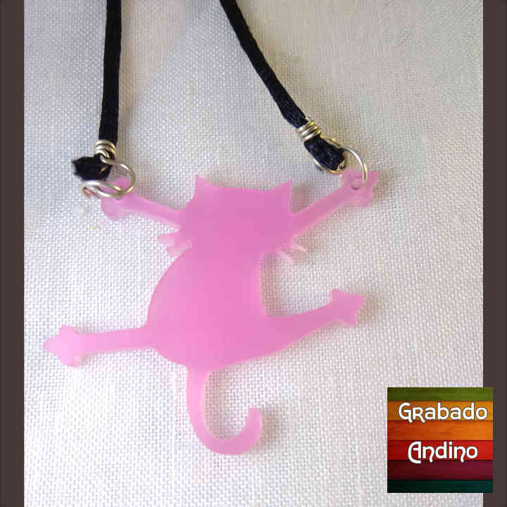 collar gato colgado que abraza
