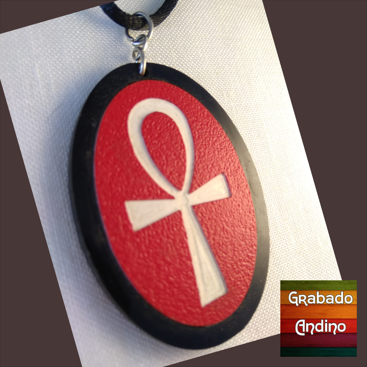 collar cruz ank con inserto rojo